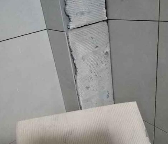 昂仁瓷砖空鼓维修公司分享下厨房瓷砖脱落的补救措施。